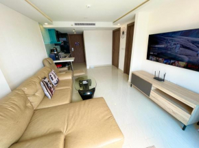 Grand Avenue, large luxury 2 bed, pool view, A811